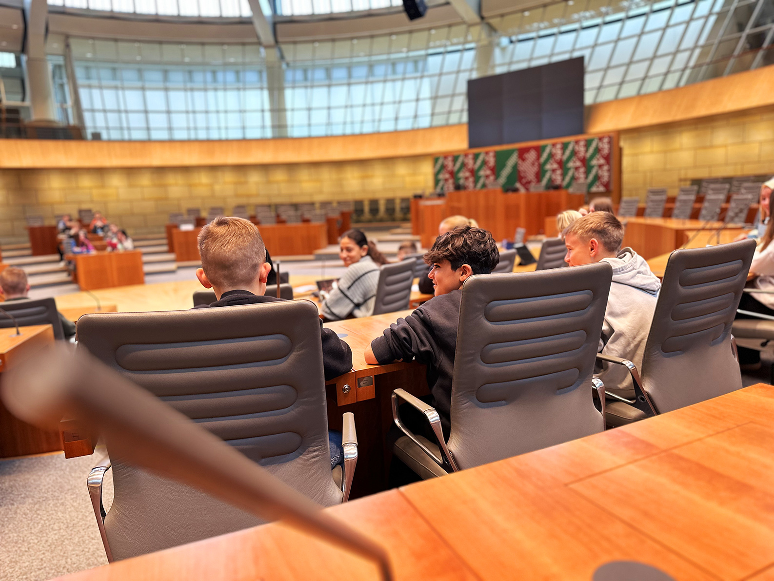 Schüler sitzen in einem besonderen Hörsaal