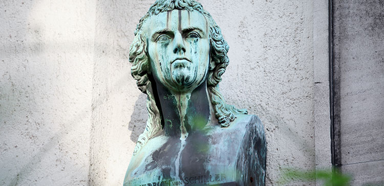 Büste am Schulgebäude