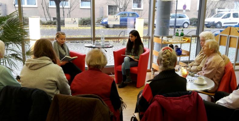 Schülerinnen des Fichte-Gymnasiums in der Stadtbücherei