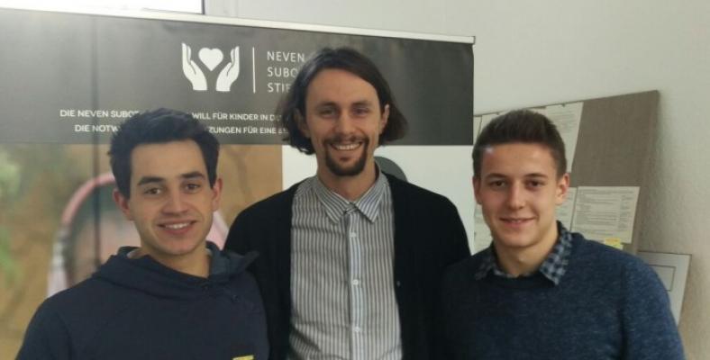 Florian Gregg (links im Bild) und Julius Mette (rechts im Bild) mit Neven Subotic vom BVB