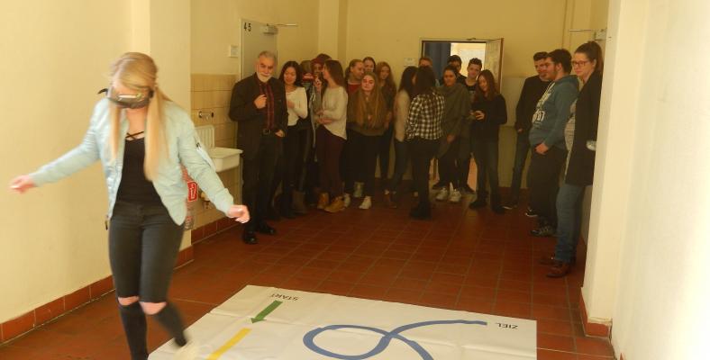 Schülerinnen und Schüler des Chemiekurses beim Testen der Rauschbrille.