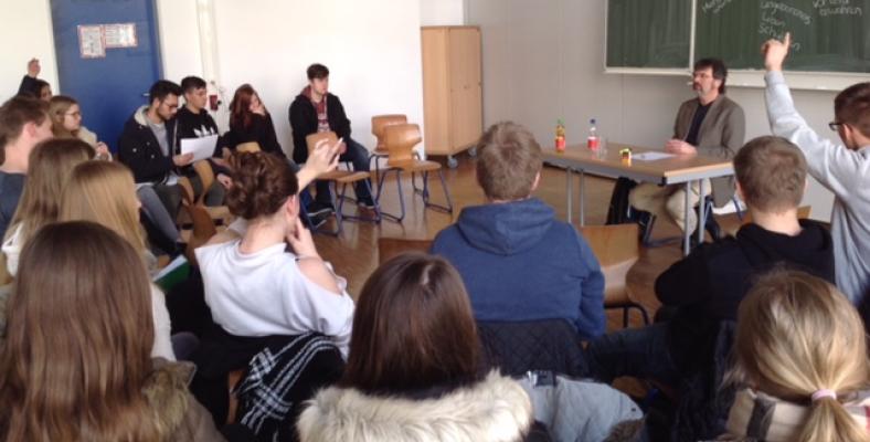 Die Schülerinnen und Schüler im Gespräch mit René Röspel