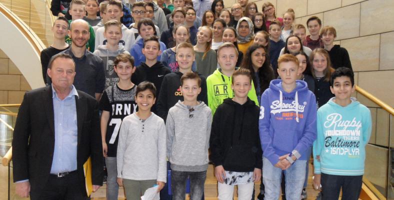 SPD-Abgeordneter Hubertus Kramer mit den Klassen 7a und 7c des Fichte Gymnasiums