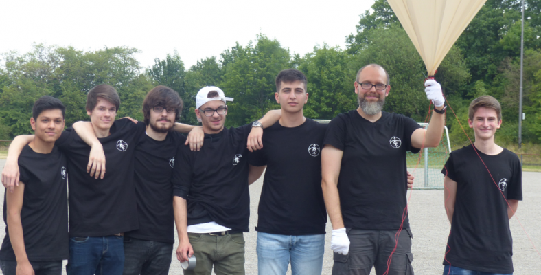 Das Team "Rise" der Astronomie-AG kurz vor dem Start des Stratosphärenballons
