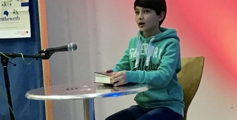 Miguel bei der Vorstellung des Inhalts seines Buches, den alle Teilnehmer vor ihrem Lesebeitrag für die Zuhörer vortrugen.