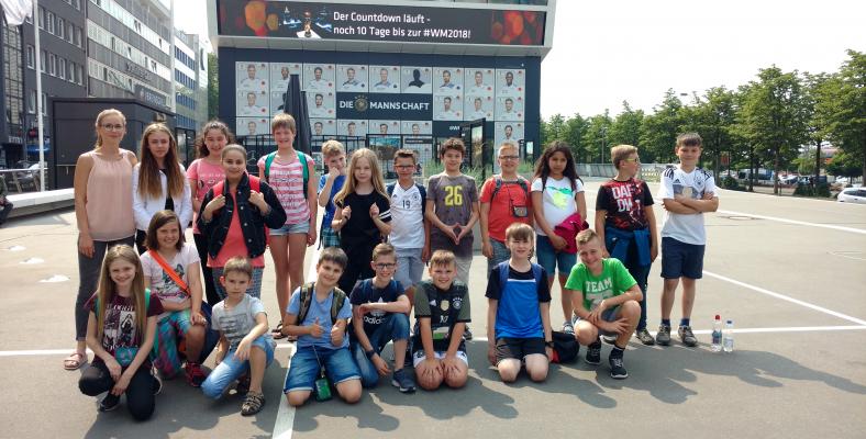 Ein Teil der Klasse 5b vor dem deutschen Fußballmuseum in Dortmund.