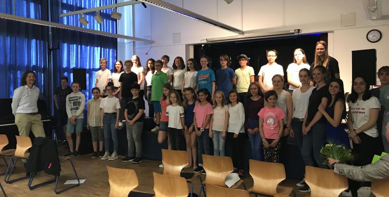 Der Schulchor, die Schulband und das Orchester gemeinsam auf der Bühne beim Sommerkonzert des Fichte-Gymnasiums.
