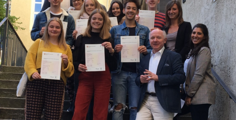 Namen der Teilnehmer: FCE: Hanna Carl, Nils Fischer, Miranda Kumar CAE: Eric Bromm, Tiziana Castronovo, Noah Kamar, Julia Kistler, Max Klose, Suzan Özdogan, Pia Pederzani, Simon Schreckenberg, Viktoria Summerer, Nils Ulrich