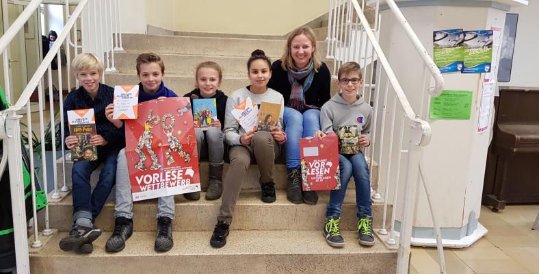 Das Foto zeigt neben den Klassensiegern Anna Krüger (6a, fehlt auf dem Bild), Hanan Hannou (6b), Til Hüdepohl (6c), Ben Silas Heinemann (6d) auch Jule Noike (6d).