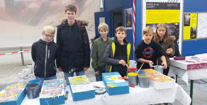 Schülerinnen und Schüler bei der Gestaltung der Ytong-Blöcke.