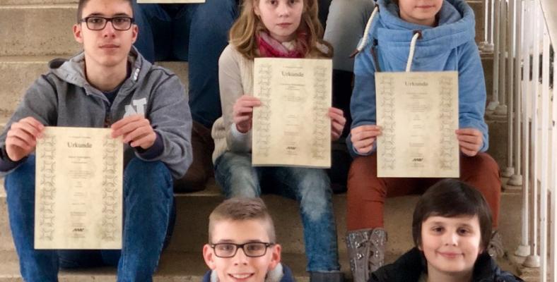 Unser Foto zeigt die Teilnehmer, die alle die 2. Runde erfolgreich absolviert haben: Natalie Beres (EF), Anna Holland (6b), Nele Wittstock (6b), Enrico Schwippert (EF), Lea-Joyce Birkenhauer, Charlotte Laschek, Luca Timo Schwippert  und Ruben Juretschke (alle 6b) (von hinten links nach vorne rechts) 