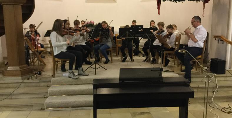 Das Orchester lud das Publikum zweimal zum Mitsingen ein.