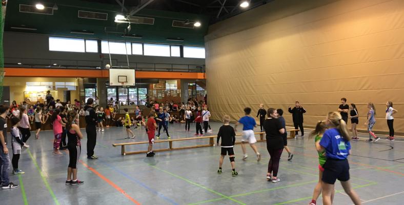 Am ersten Schultag des zweiten Schulhalbjahres bestritten die fünften und sechsten Klassen des Fichte-Gymnasiums den Sport- und Spieletag in der Sporthalle Mittelstadt.