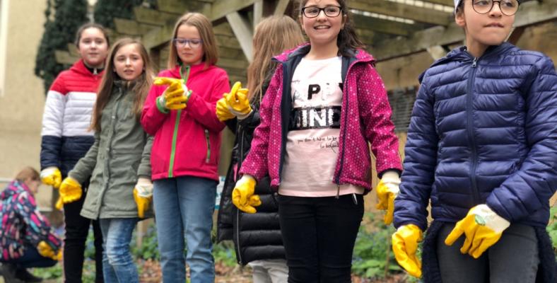 Schülerinnen und Schüler des Fichte-Gymnasiums befreien das Schulgelände und Umgebung von angefallenem Müll.