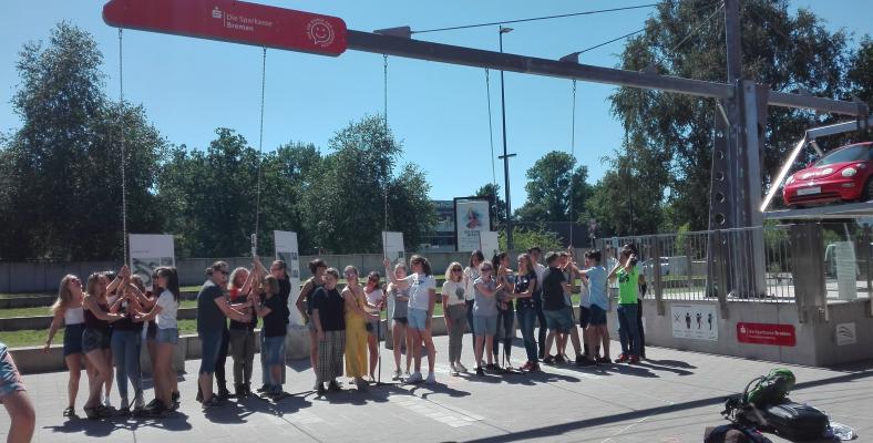 Gewusst wie - per Hebel war es für die Schülerinnen und Schüler ein Kinderspiel einen Kleinwagen per Hand in die Luft zu heben.