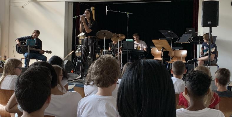 Die Schulband machte den Auftakt zum Sommerkonzert und steuerte neben Pop-Balladen auch Rock-Klassiker bei.