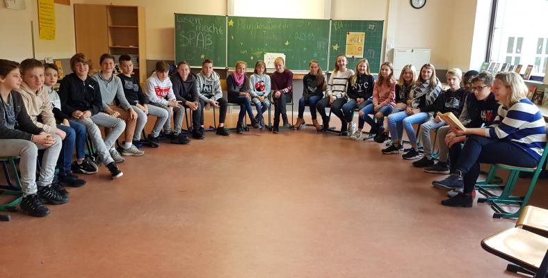 Fichte-Schülerinnen und -Schüler der Klassen 5-7 nehmen am diesjährigen Vorlesetag teil.