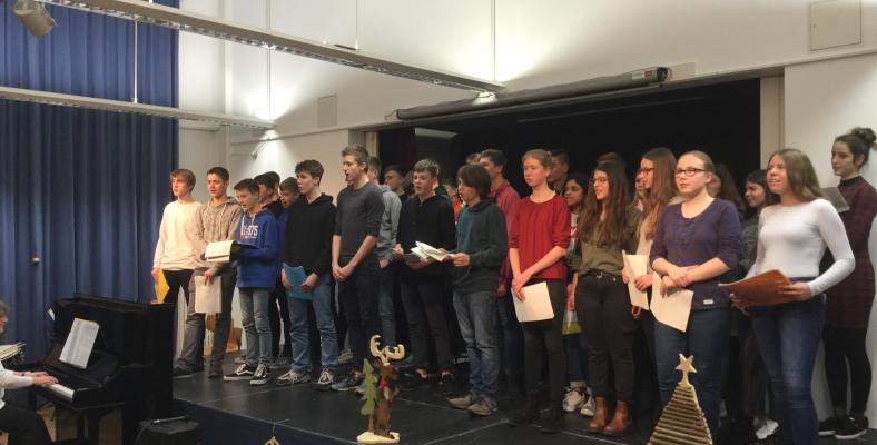 Die Musikkurse der Jahrgänge Q1 und EF beim Auftritt auf dem Adventskonzert des Fichte-Gymnasiums.