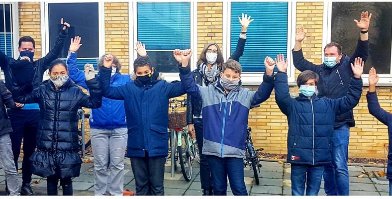 Ein Teil des Fichte-Teams vor den neuen Fahrradständern.