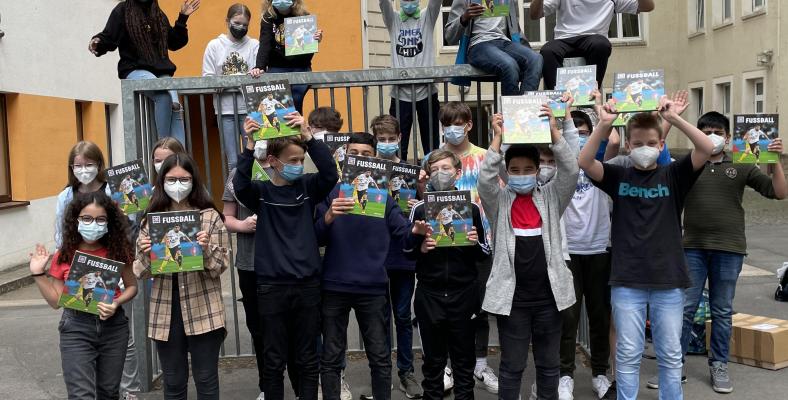 Die Schülerinnen und Schüler der Klasse 7b des Fichte-Gymnasiums haben auch dieses Jahr am Wettbewerb "Lesekicker" teilgenommen und präsentieren stolz ihre Gewinne.