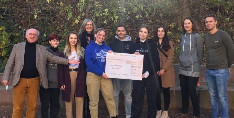 Das Fichte4Coulors-Team und der stellv. Schulleiter Herr Dr. Riechmann bei der Übergabe des Spendenerlös an die Hagener Initiative "East West East e.V.".