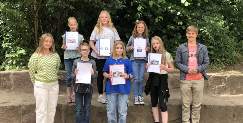 Die Schülerinnen und Schüler des sechsten Jahrgangs präsentieren stolz ihre Expertenarbeiten zu selbst gewählten Themen.