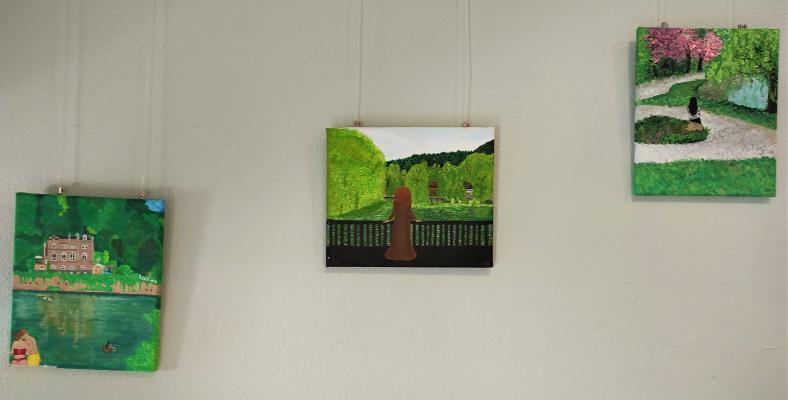 In den Fluren in der schulpsychologischen Beratungsstelle „Rat am Ring“ werden Werke von Schülerinnen und Schülern des Fichte-Gymnasiums ausgestellt.