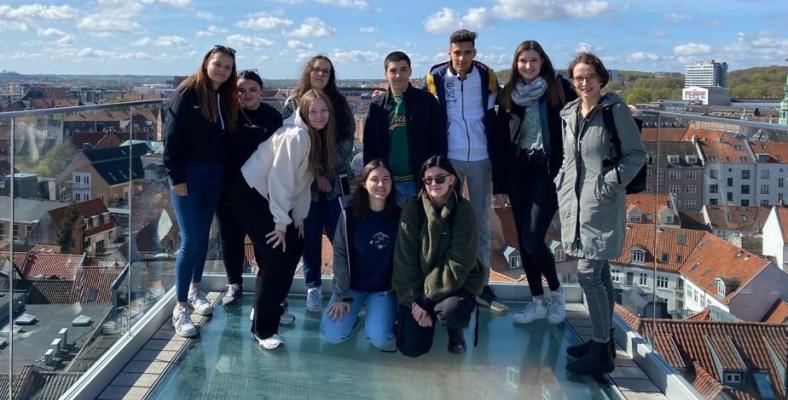 Die you, me & nature –AG über den Dächern von Aalborg, Dänemark.