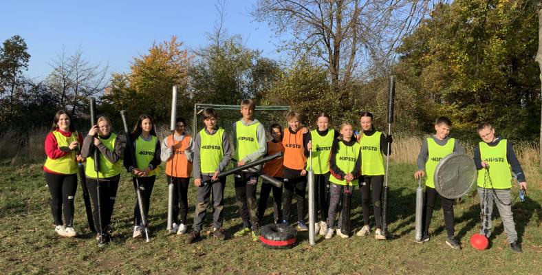 Die Klasse 7b zum Teamfoto beim Juggern in Berchum.