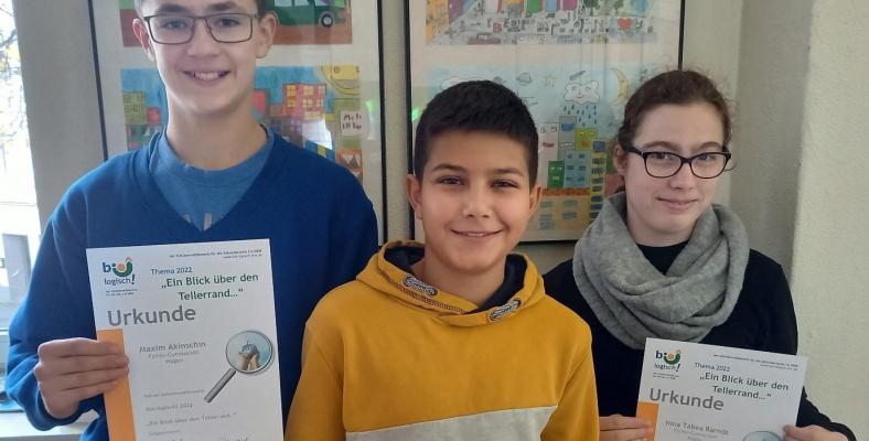 Die Teilnehmerinnen und Teilnehmer am Wettbewerb Bio-logisch! präsentieren ihre Urkunden.