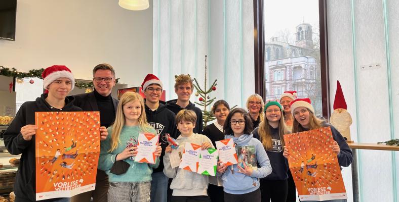 Die Vorlesende und die Mitglieder der Jury beim Vorlesewettbewerb 2022 am Fichte-Gymnasium Hagen.