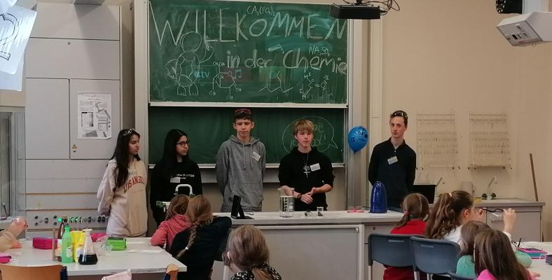 Begrüßung der Grundschüler*innen durch die Schüler*innen der Jahrgangsstufe EF am Fichte-Gymnasium.