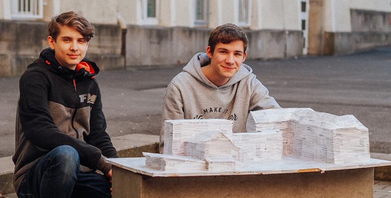 Moritz Debudaj und Kilian Preuss, Schüler der Jahrgangsstufe Q1, mit ihrem 3D-Modell des Fichte-Gymnasiums.