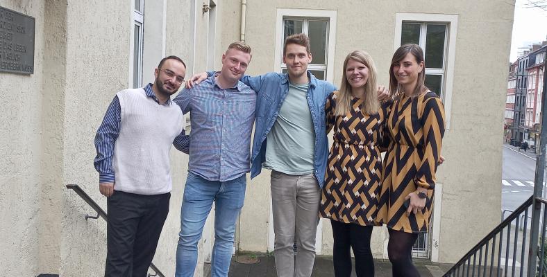 Im Bild von links nach rechts: Herrn Emre Karaaslan (Französisch/Geschichte) Herrn Jonas Hartmann (Deutsch/Geschichte) Herrn Jakob Beckmann (Sport/Sozialwissenschaften) ​​Frau Natalie Russe (Biologie/Erdkunde), Frau Dagmar Sixdorf (Ausbildungsbeauftragte)
