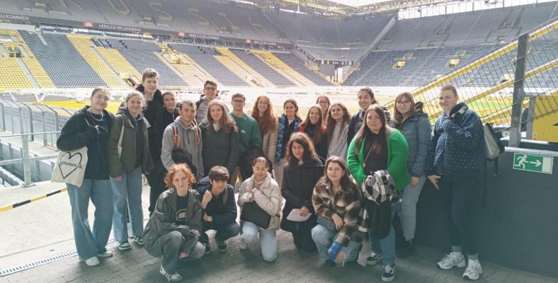 Gruppenfoto während des Besuchs des Signal-Iduna-Parks in Dortmund, Deutschland.