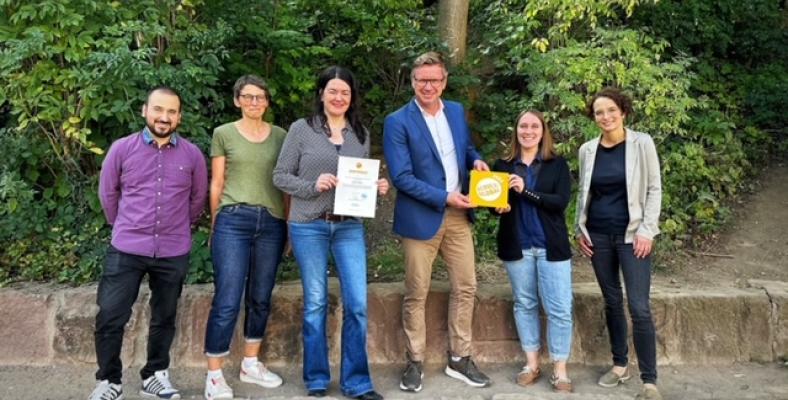 Übergabe des Siegels Schule Global: Von links nach rechts: Süleyman Ekinci (Spanien-Austausch), Marion Loser (Fortbildungsbeauftragte), Nicole Gilles-Müller (Koordinatorin Sprachen), Christian Fischer (Schulleiter), Meike Zepp (Ansprechpartnerin Schule:Global), Dr. Elisa Mintert-Jancke (Erasmus-Beauftragte)