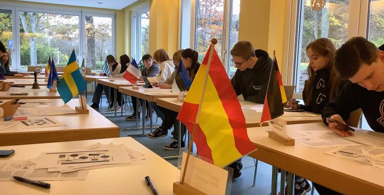 Vom 13. – 17.11. besuchten 16 Schülerinnen und Schüler der Stufen 10, Q1 und Q2 des Fichte-Gymnasium die Bildungs- und Begegnungsstätte „Der Heiligenhof“ in Bad Kissingen. 