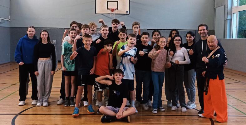 Die Teilnehmer*innen des Selbstverteidigungskurses gemeinsam mit Großmeister Kim und Ioannis Tsenekidis.