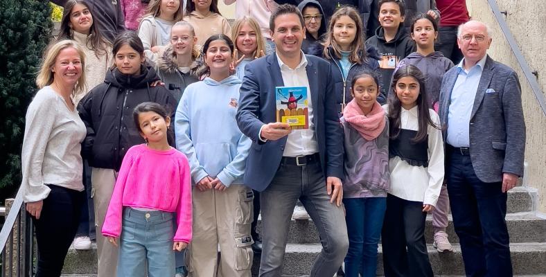 Die Klasse 5c zusammen mit dem Hagener Bundestagsabgeordneten Timo Schisanowski, Kerstin Cegledi und dem stellv. Schulleiter Wolfgang Riechmann.