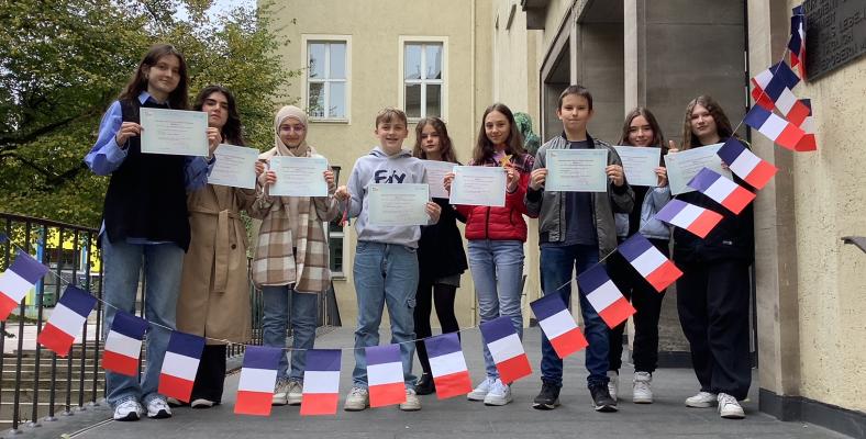 Diese elf Schüler:innen der Jahrgangsstufen 9 bis Q1 haben Ende des vergangenen Schuljahres die DELF-Prüfungen absolviert.
