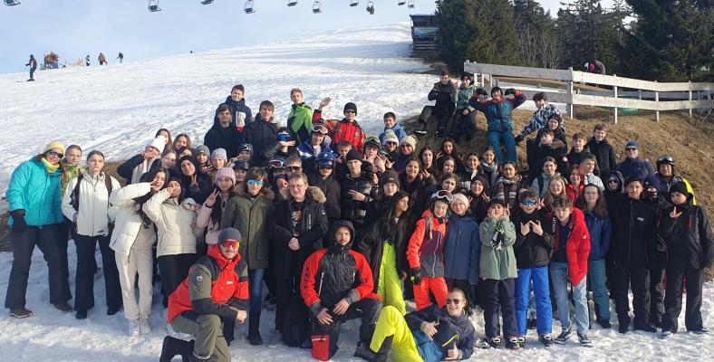 Die Schüler*innen der achten Jahrgangsstufe fuhren vom 3. bis zum 11. Februar nach Österreich zum Skifahren.
