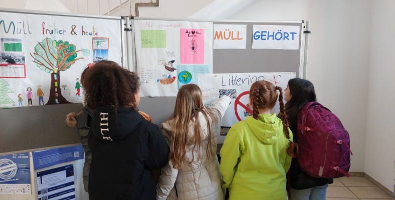 Schüler*innen der Umwelt-AG organisierten eine eigene Ausstellung unter dem Motto „Müll gehört nicht in die Umwelt!“ im Lichthof.