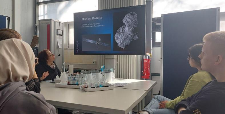 Die Schüler*innen suchten mit Hilfe von Nachweisreaktionen nach Spuren von Leben auf dem Mars.