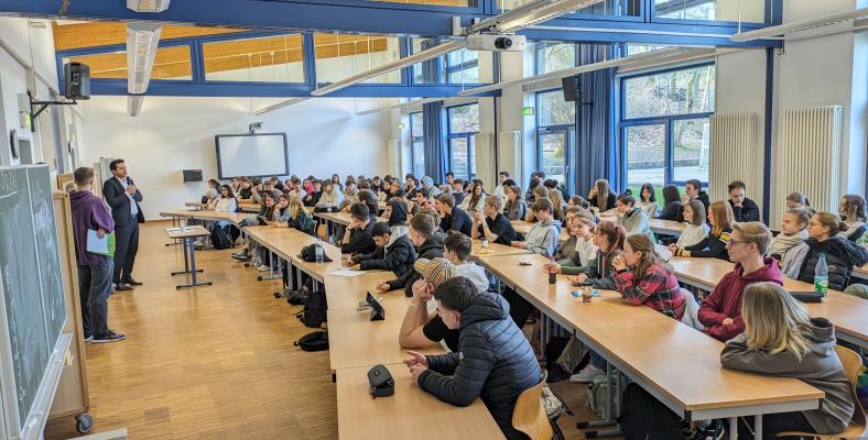 Anlässlich der Wahlen des Europaparlaments im Juni diesen Jahres fand in der Aula ein Europatag für die Jahrgangsstufen Q1 und Q2 statt.