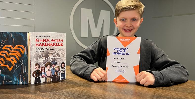 Aus „Kinder unterm Hakenkreuz“ von Frank Schieger hat er eine inhaltlich bewegende Stelle sehr beeindruckend vorgelesen. In der 2. Runde hat er einen unbekannten Auszug aus „God Land. Dein ewiges Leben hat einen Preis“ von Martin Schäuble vorgetragen.