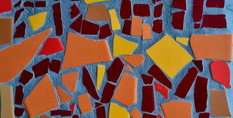 Das Motiv des Baumes repräsentiert Wachstum und Lebendigkeit.