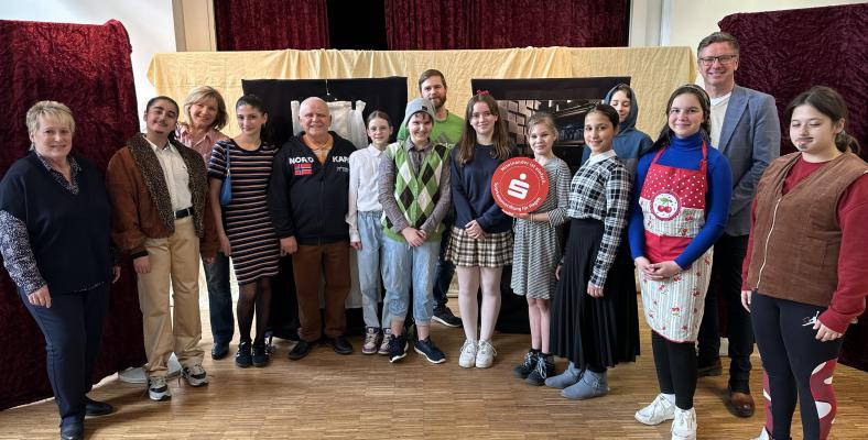 Am Freitag, den 03. Mai fand die lang erwartete Premiere des Theaterstücks Pünktchen und Anton am Fichte-Gymnasium statt.