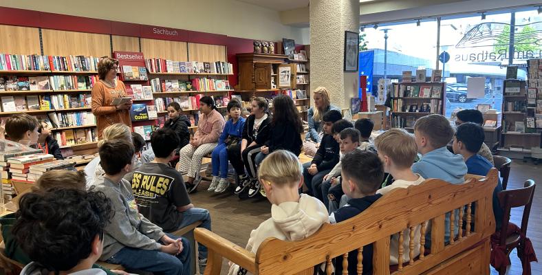 Anlässlich des Welttag des Buches am 23. April besuchte die Klasse 5b die Buchhandlung am Rathaus.