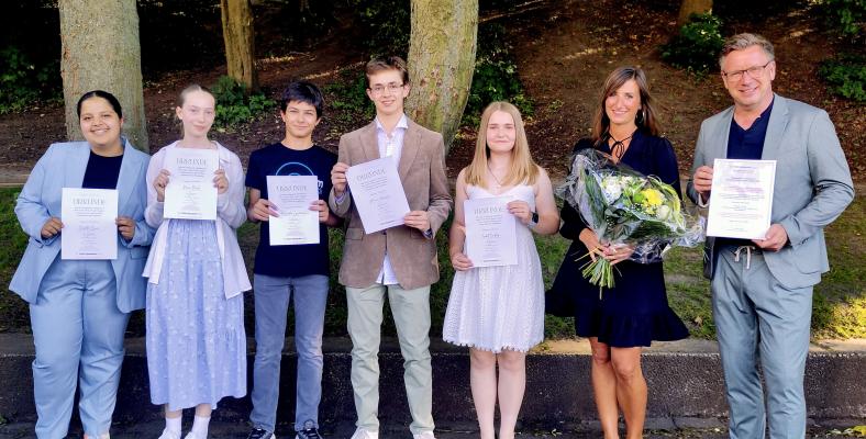 Die FFP-TeilnehmerInnen Nupelda Özmen, Hanna Borch, Aleksander Lymperakakis, Maxim Akinschin und Isabell Bartling sowie Projektleiterin Dagmar Sixdorf und Schulleiter Christian Fischer.