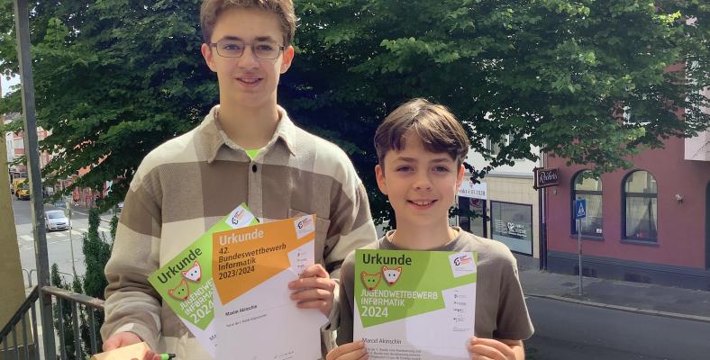 Marcel (Klasse 5) und Maxim Akinschin (Klasse 8) haben erfolgreich am Jugendwettbewerb Informatik teilgenommen. 